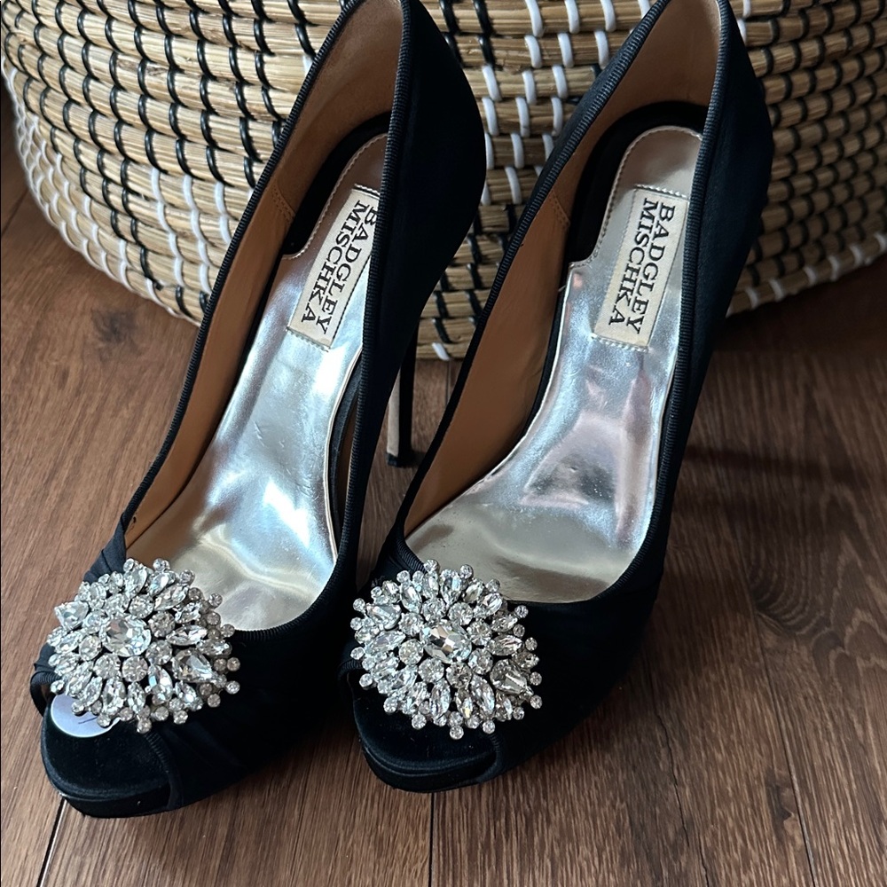 Badgley Mischka Lissa Crystal Trim Peep Toe in Black. 6M